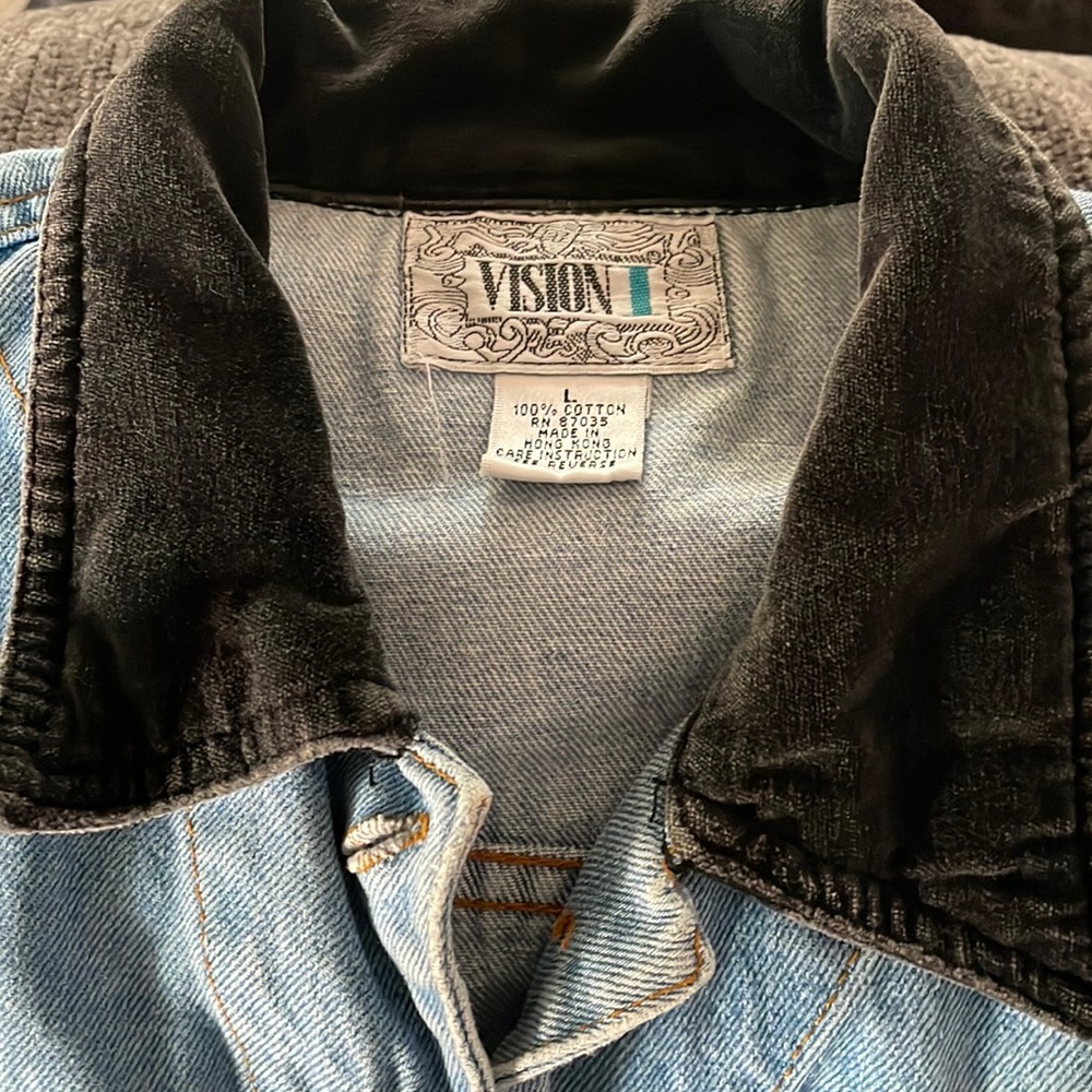 Classic 80s looking Jean jacket.